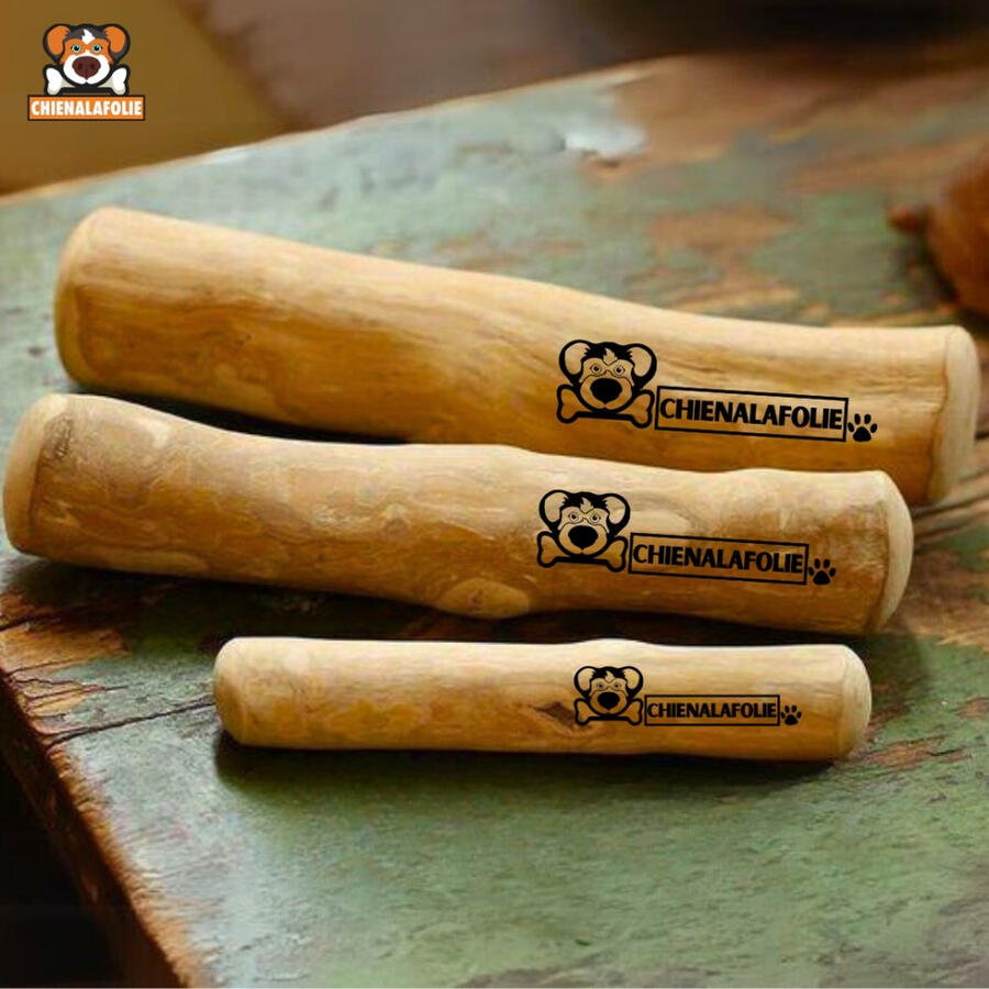 Comparaison_de_trois_tailles_de_bois_de_cafe_a_macher_Chienalafolie_sur_table_en_bois